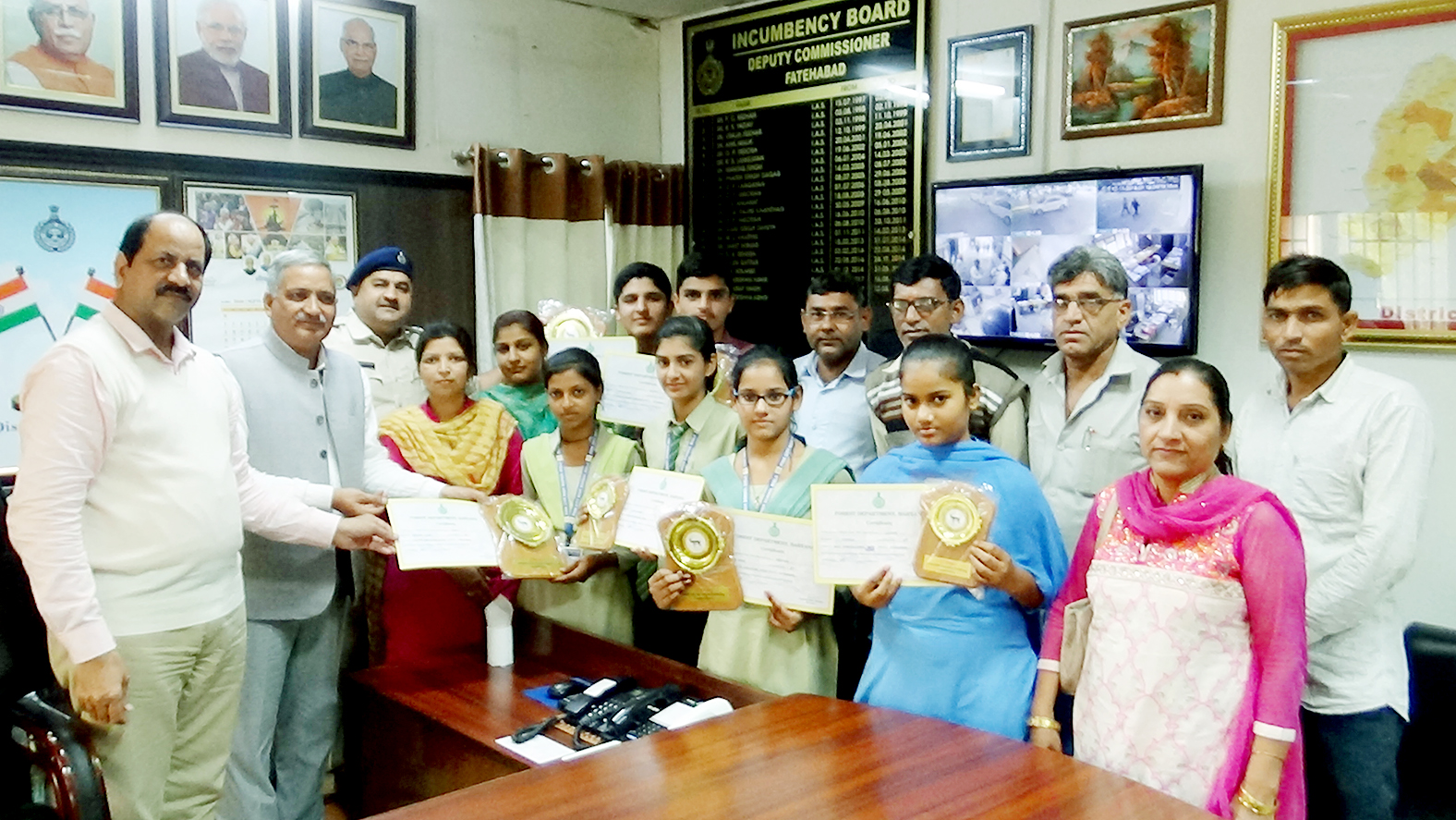 विद्यार्थियों students getting award